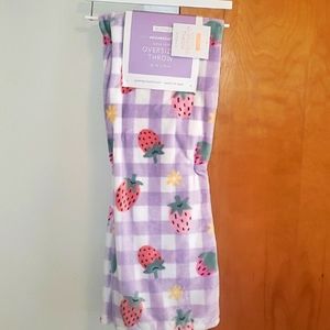 Strawberry checkered throw